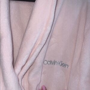 New without tags. Never worn! Calvin Klein Light Pink Plush Bathrobe with Logo